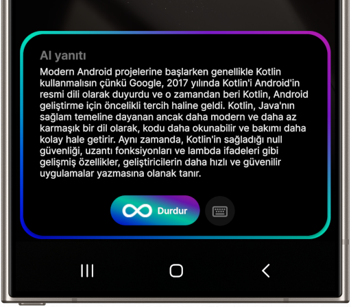 Samsung Galaxy S24 Ultra üzerinde yapay zeka uygulamasının konuşma arayüzünü gösteren 4. ve son ekran görüntüsü. Ekranın ortasında 'AI yanıtı' başlığı altında yapay zekanın Kotlin programlama dilini önerdiği ve bu tercihi açıkladığı uzun bir metin yer almakta, altında ise bir buton üzerinde 'Durdur' yazısı görülmektedir.